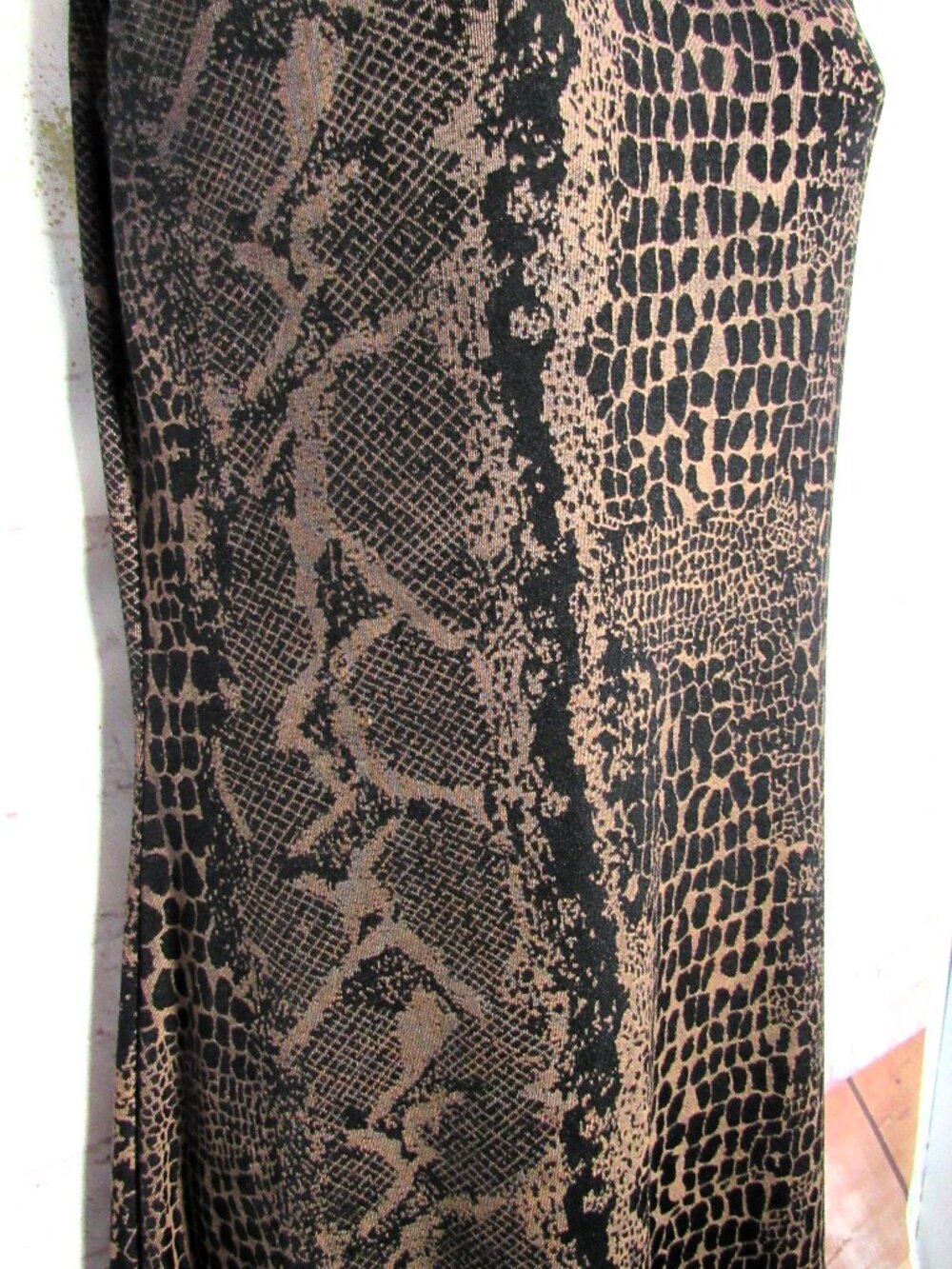RONNI NICOLE TRAVEL KNIT MAXI PYTHON PRINT DRESS  MEDIUM - Picture 4 of 11